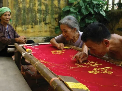 Nỗi lo mai một nghề thêu tay Quất Động
