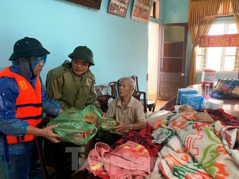 Bữa trưa cuối cùng với mì tôm khô nhai vội