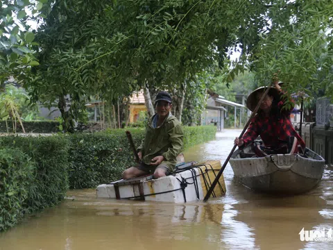 Bình nước, thùng xốp, vỏ tủ lạnh… thành thuyền bè tránh lũ