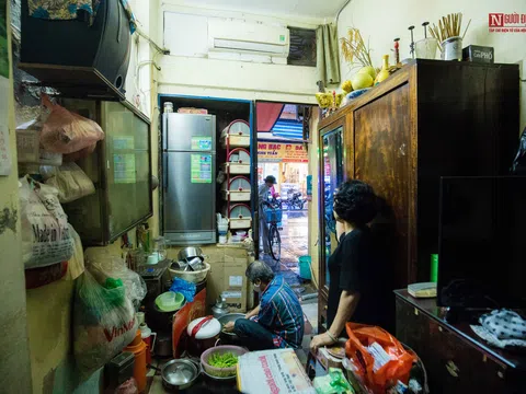 Cuộc sống trong căn nhà 9m2 và là lối đi chung của 6 hộ gia đình