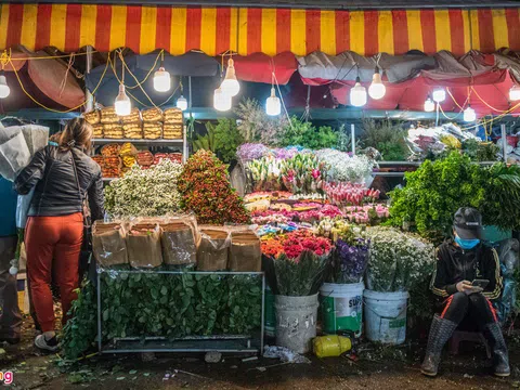 Chợ hoa lớn nhất Hà Nội nhộn nhịp dịp 20/10