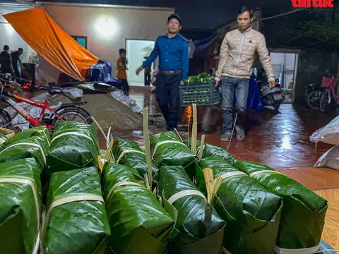 Người dân La Phù thức thâu đêm nấu bánh chưng gửi đồng bào miền Trung