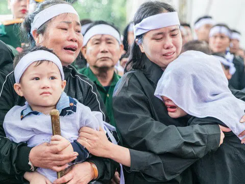 Hoa nào cho vợ những người lính đã ngã xuống khi đi cứu nạn Rào Trăng?