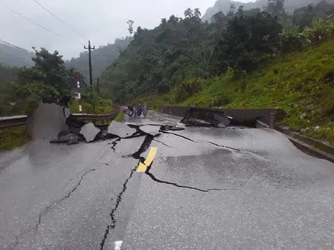 Quảng Bình: Quốc lộ trước đồn biên phòng bị "xé toang", nhiều người nhập cảnh mắc kẹt