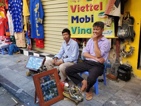 Sống khoẻ nhờ nghề "nhặt tiền lẻ" ngay vỉa hè phố cổ