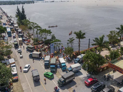 Quốc lộ 1 ùn tắc vì dòng xe chở hàng cứu trợ