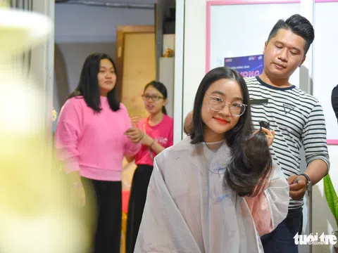 Cảm động bạn trẻ Sài Gòn ‘cắt phăng’ mái tóc gửi tặng bệnh nhân ung thư