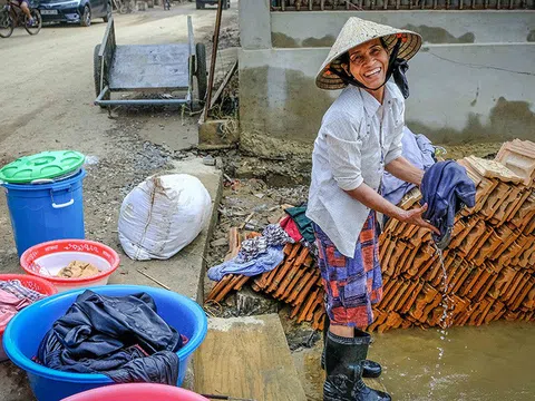 Lũ rút xuống, người dân đứng lên