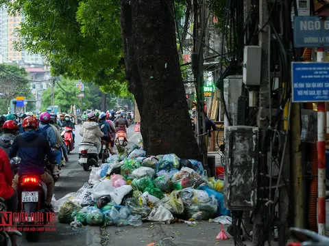 Hà Nội: Rác thải bủa vây nhiều tuyến phố