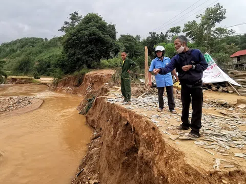 Cảnh cơ cực ở nơi dân dự kéo sập nhà