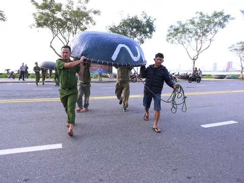 Người dân Đà Nẵng chằng chống nhà cửa, tất bật ứng phó bão số 9 đang sầm sập tiến vào đất liền