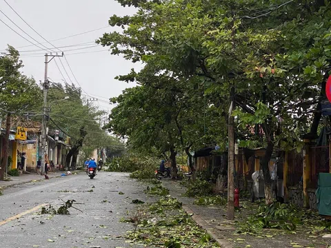 Khung cảnh Hội An xơ xác sau cơn bão số 9