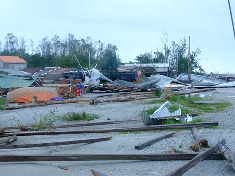 Hoang tàn làng nhà hàng bè nổi sầm uất ở khu vực của tâm bão số 9
