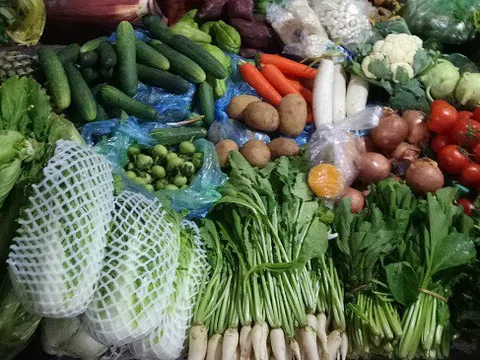 Rau xanh tăng giá: Một bữa cơm tiền rau ngang bằng tiền mua thịt, cá