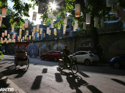 Nắng thu rực rỡ nhuộm vàng phố cổ Hà Nội