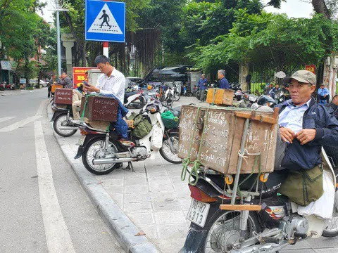 Nghề cầm cưa đứng phố ngóng Tết