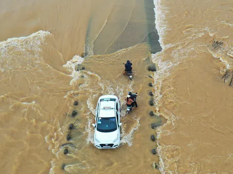 Băng qua cầu ngập trong dòng nước chảy xiết