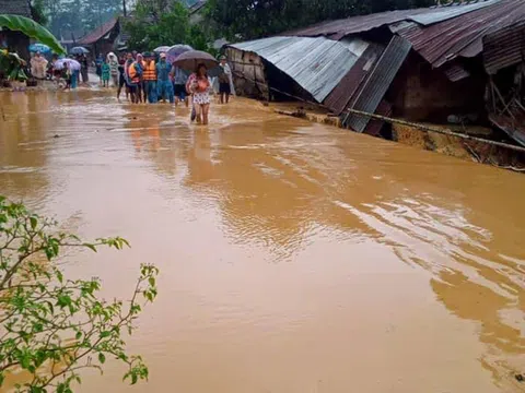 Mưa lớn, hàng ngàn nhà dân ở Bình Định bị lũ bao vây