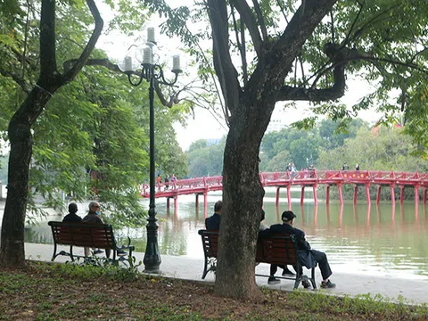 Những “khối vàng lộ thiên” ven Hồ Gươm