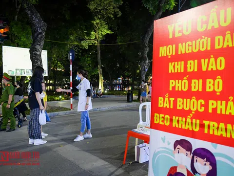 Hà Nội: “Quên” khẩu trang, nhiều người không được vào phố đi bộ
