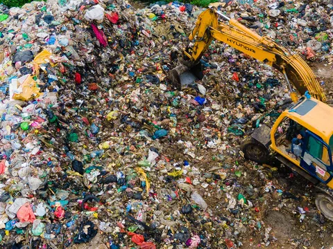 Kinh hoàng "núi rác" khổng lồ giữa lòng Hà Nội