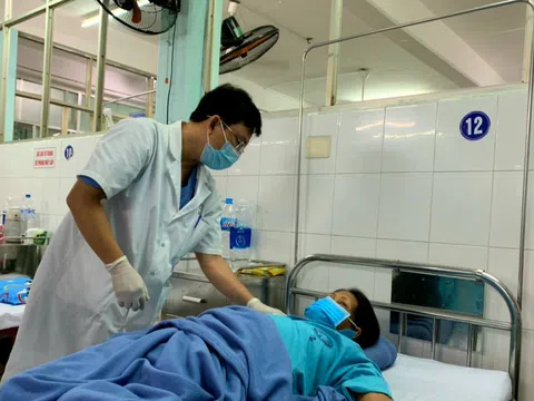 Đà Nẵng: Nội soi ngược dòng gắp 2 con sán lá gan dài 30 mm còn sống nằm trong ống mật