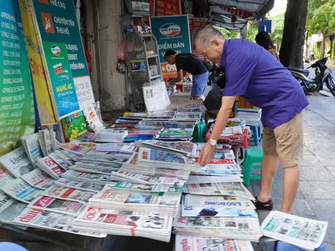Người Hà Nội vẫn chọn báo giấy là "thức quà sáng" đặc biệt