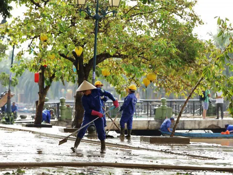 Người dân căng sức dọn bùn ở phố cổ Hội An sau mưa lũ