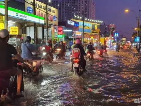 Triều cường đạt đỉnh, người dân TP.HCM vật vã lội "biển nước" về nhà