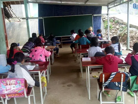 Học dưới mái trường tạm