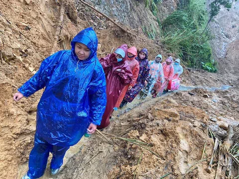 Những cô giáo ngược núi dạy chữ