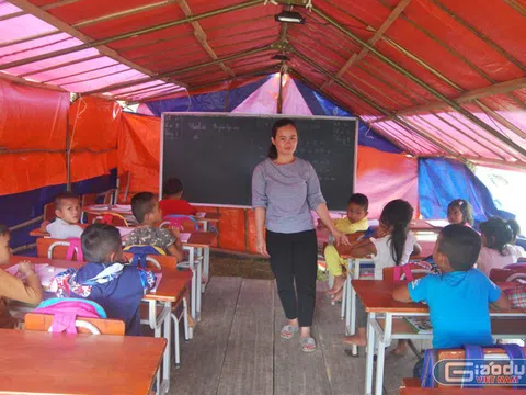 Lớp học trong lều ở bản Sắt