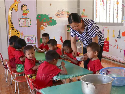 Đưa con chữ đến với 'bản đa không' nơi biên giới Việt - Lào