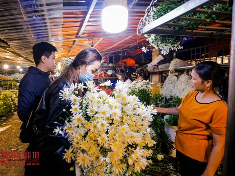 Đi chợ hoa lúc nửa đêm để tặng mẹ nhân ngày Nhà giáo Việt Nam