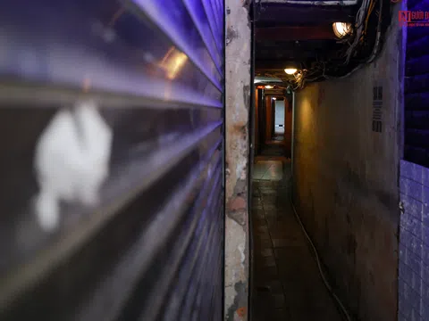 Khám phá những con ngõ nhỏ siêu hẹp, siêu tối ở Hà Nội và những ẩn họa