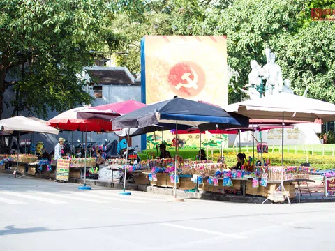 Tiểu thương phố cổ thẫn thờ ngồi đợi khách