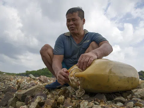"Hiệp sĩ mù" 40 năm lặn biển mưu sinh