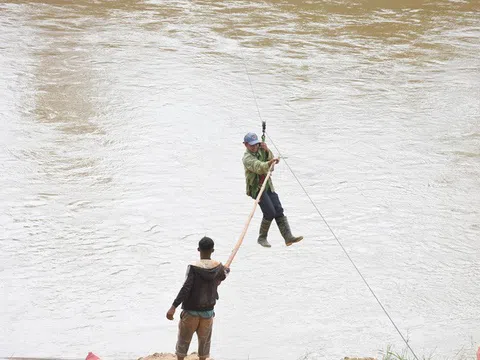 Thót tim cảnh người dân liều mình vác nông sản đu dây qua sông