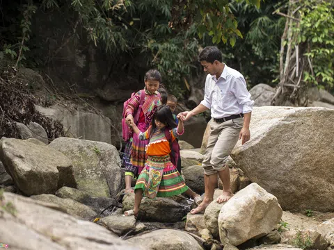 Người thầy hy sinh tuổi thanh xuân vì trẻ em ở huyện nghèo nhất nước