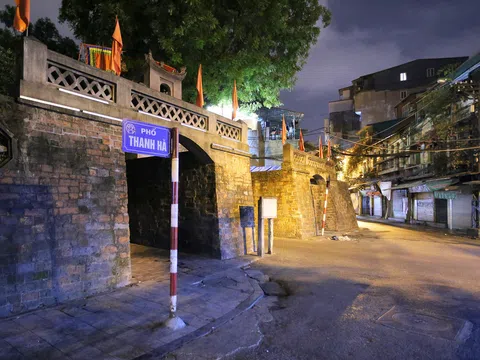 Phố vắng lãng mạn trong đêm ở Hà Nội