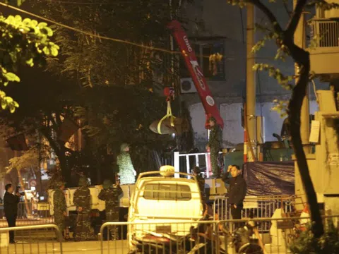 Sơ tán người dân trong đêm để di dời quả bom giữa phố Hà Nội