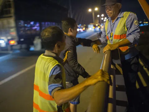 "Biệt đội" giải cứu người nhảy cầu tự tử