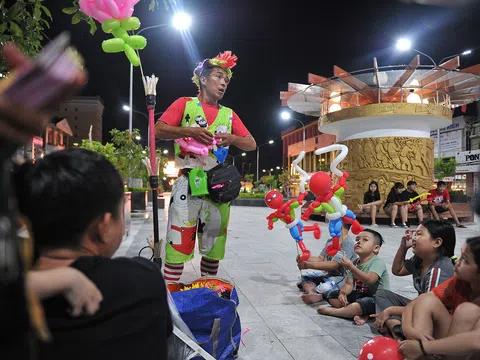 Đời nước mắt của chú hề gà trống nuôi con