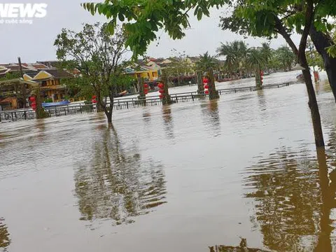 Lũ lại bủa vây phố cổ Hội An