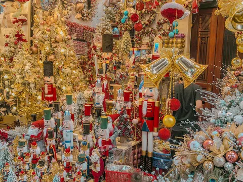 Chuyện của Hà Nội: Phố Hàng Mã lại "thay áo" khi mùa Giáng sinh về