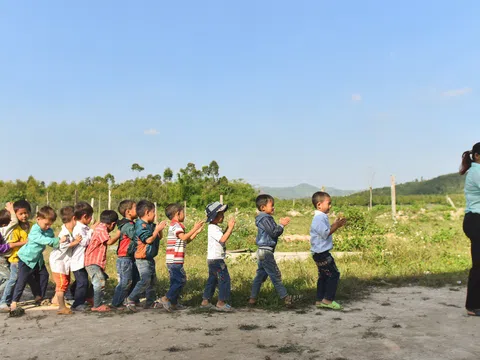 Mồ hôi, nước mắt của những cô giáo cõng chữ lên 'cổng trời'