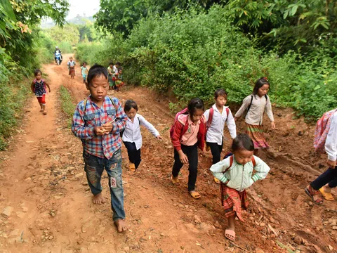 Những đứa trẻ đi tìm chữ giữa đêm trên đỉnh núi