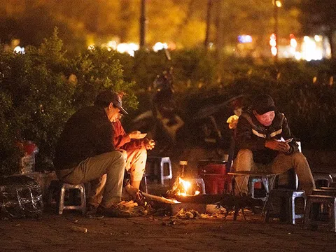 Hà Nội rét đậm, người dân co ro đốt lửa sưởi ấm trong đêm