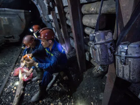Đời thợ mỏ cực nhọc, nguy hiểm dưới hầm sâu