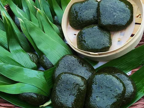 Loại bánh "lạ" màu xanh đặc sản miền núi hút khách Hà thành